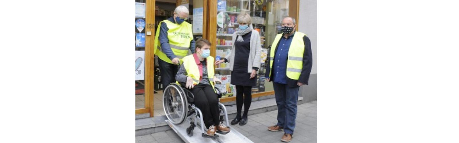 rolstoel op oprijplaat