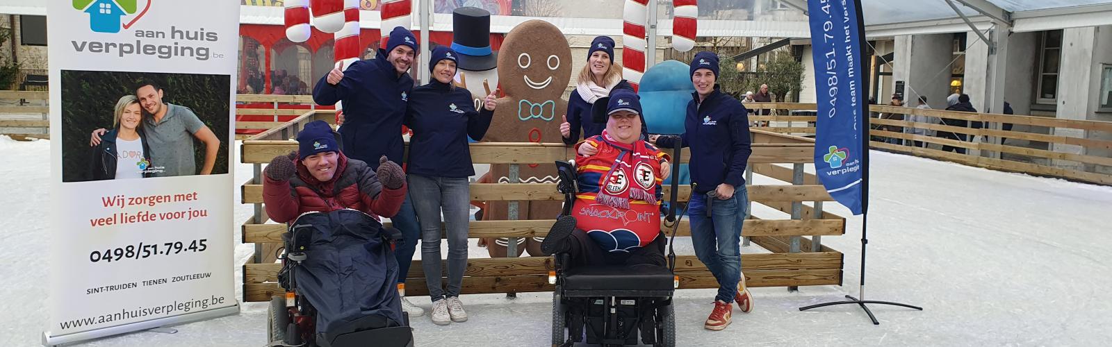 6 mensen met en zonder rolstoel op een schaatsbaan