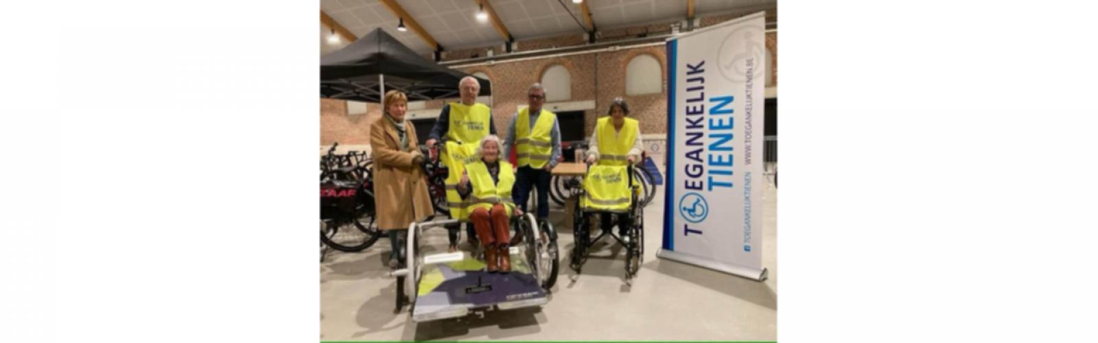 Leden van TT met een rolstoelplateaufiets