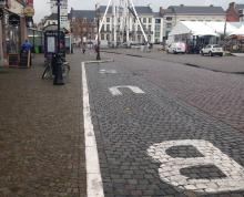 Bij herhaling, en dat sedert voorjaar 2017, heeft de werkgroep gewezen op het ongewenste verwijderen van bus-stopplaatsen van De Lijn op de Grote Markt te Tienen. Dat kadert in de plannen tot verfraaiing van die Grote Markt. De werkgroep heeft zich in dit dossier steeds positief uitgelaten en de Stad gesteund. Echter, zij drong tegelijkertijd aan op het voorzien én behouden van een centrale toegankelijke bushalte voor personen met een beperking.