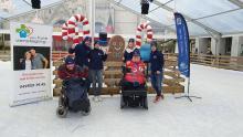 6 mensen met en zonder rolstoel op een schaatsbaan